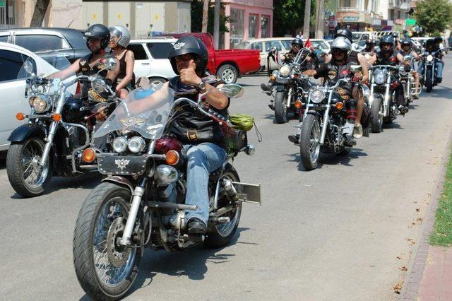 Türk Riders Chopper Motosiklet Kulübü Üyeleri Silifke'de Kask Dağıttı