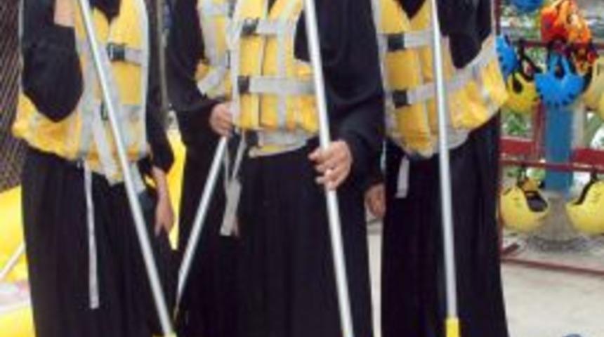 Arap Bayanların Rafting Keyfi