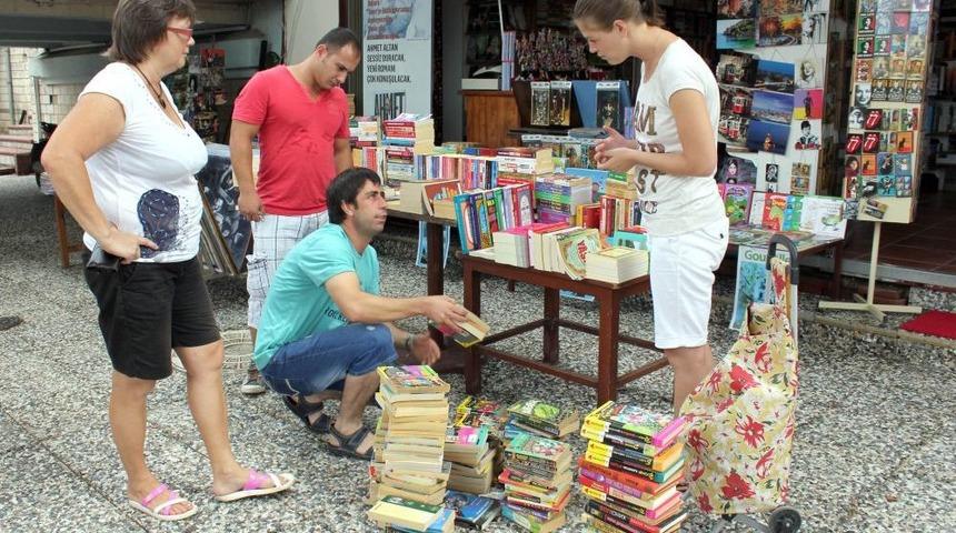 Yerleşik Ruslar, Okudukları Kitapları Hediye Ederek Mutlu Oluyor