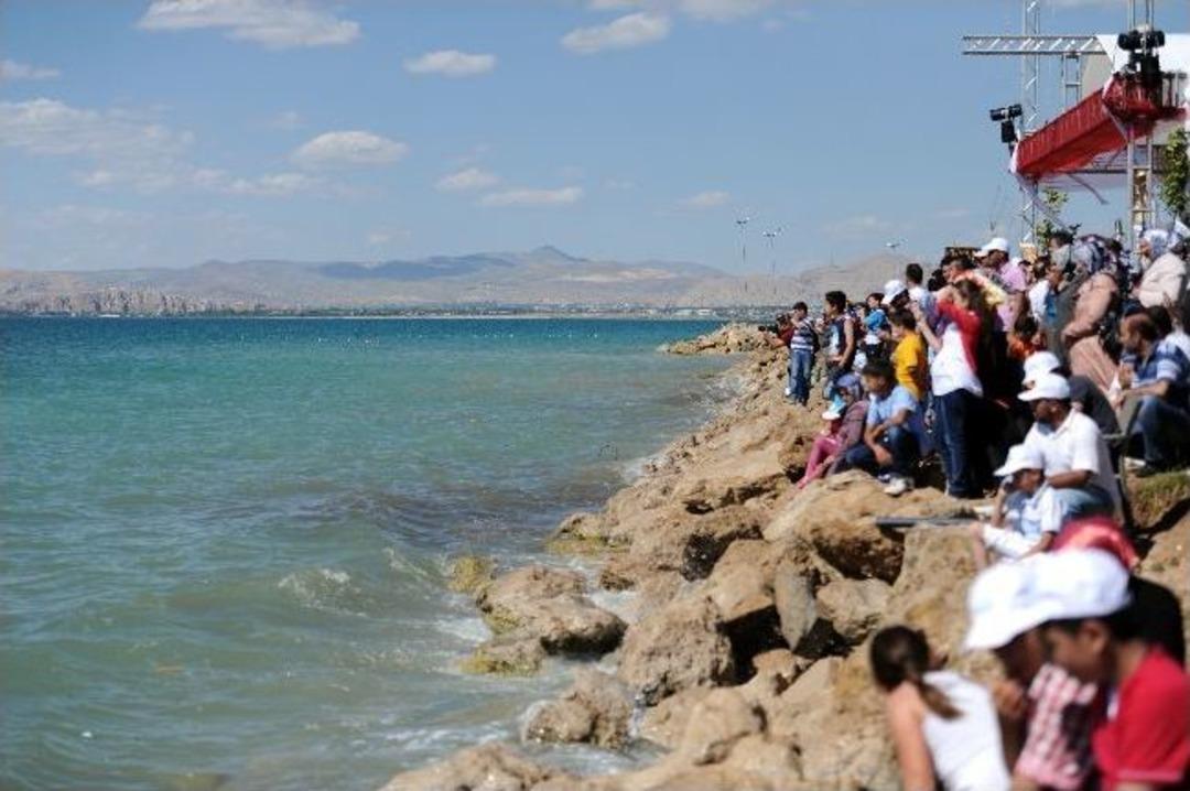 Van Denizinde Festival Şov Devam Ediyor