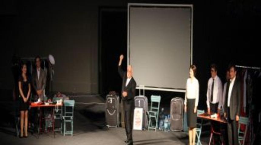 Levent Kırca, K&uuml;lt&uuml;r Bakanlığı Destekli Oyunda Başbakan'a Hakaret Etti