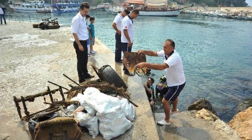 Yat Limanı'nda Deniz Dibi Temizliği Yapıldı