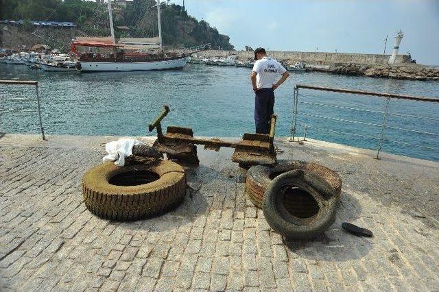 Yat Limanı'nda Deniz Dibi Temizliği Yapıldı