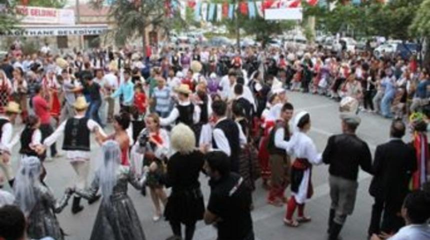 Kağıthane&rsquo;de D&uuml;nya barışı i&ccedil;in halay &ccedil;ekildi