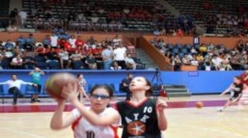 &Uuml;lker Basketbol Minikler Şenliği, Yetenek Yarışması Ile Tamamlandı