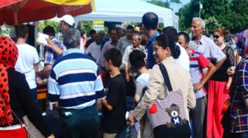 AK Parti Eski Il Başkanı Kazandığı Tazminatla Halka Bedava D&ouml;ner Dağıttı