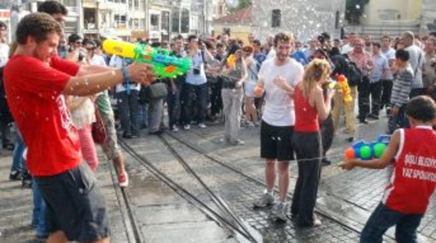 Taksim&rsquo;de Eğlenceli Su Savaşı