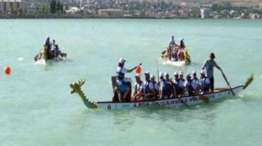 Van G&ouml;l&uuml;'ndeki Dragon Yarışları Renkli G&ouml;r&uuml;nt&uuml;ler Oluşturdu