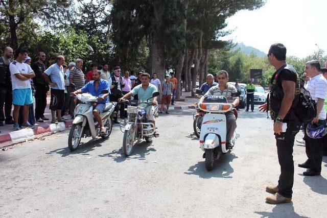 Motosikleti En Yavaş Kullanan Kask Ödülünü Kaptı