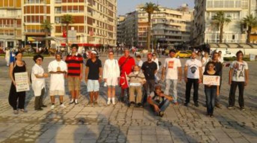 İzmir&rsquo;de &Uuml;&ccedil; Grup Gezi Parkı Ve Lice Olaylarını Protesto Etti