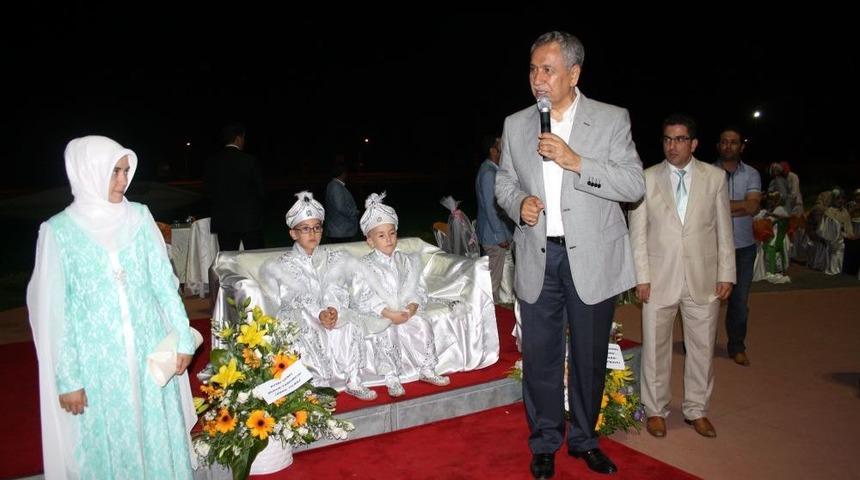 B&uuml;lent Arın&ccedil;, S&uuml;nnet D&uuml;ğ&uuml;n&uuml;ne Katıldı