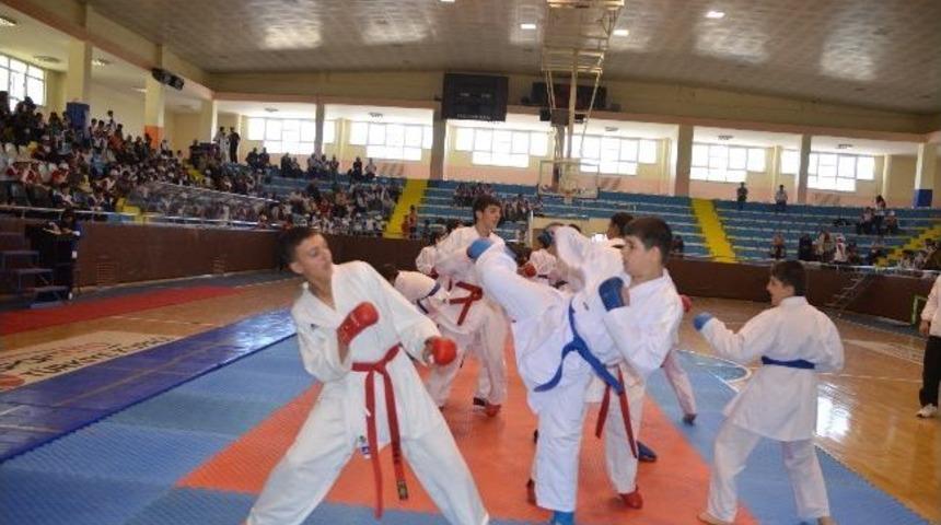 Yaz Spor Okullarına G&ouml;rkemli A&ccedil;ılış