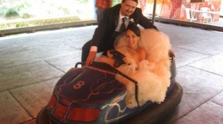 Damatla Gelinin Arabasına &Ccedil;arpmak I&ccedil;in Yarıştılar