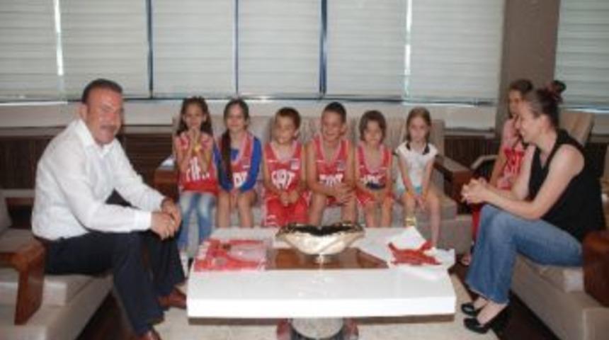 Başkan Doğan&rsquo;ın Makamı Minik Cimnastik&ccedil;ilerle Renklendi