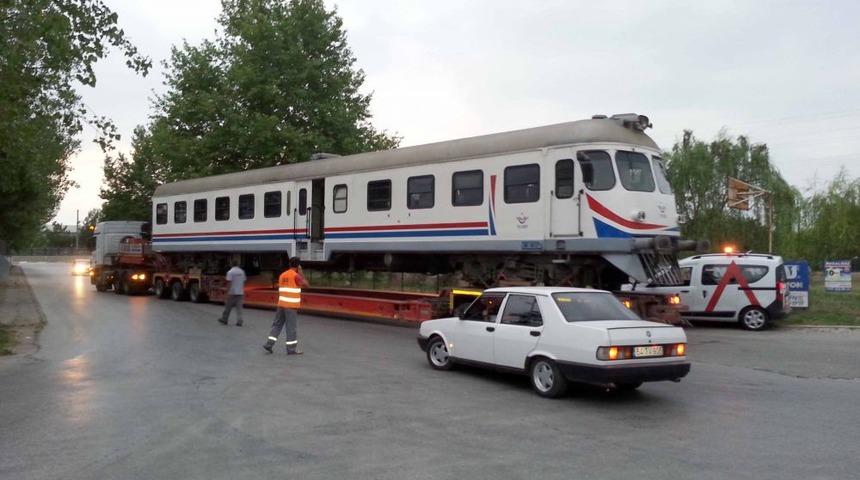 Demiryolu Kapalı Olunca Vagonlar Karayoluyla Taşınıyor