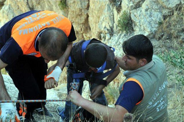 Kayalıklarda Mahsur Kalan Çocuk Için Kurtarma Operasyonu