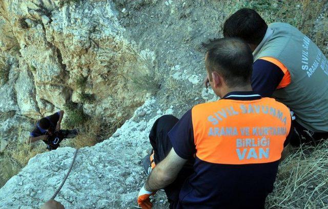 Kayalıklarda Mahsur Kalan Çocuk Için Kurtarma Operasyonu