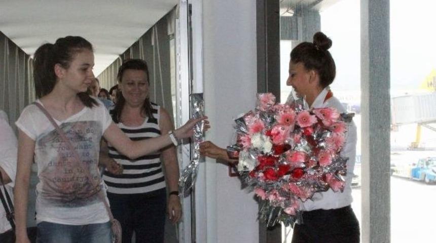 Azeri Turistler Dalaman'da Karanfillerle Karşılandı