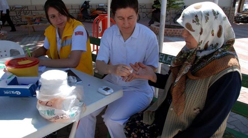 Burdur'da"Sağlığınızı D&uuml;ş&uuml;n&uuml;n Şekerinizi &Ouml;l&ccedil;t&uuml;r&uuml;n" Projesi