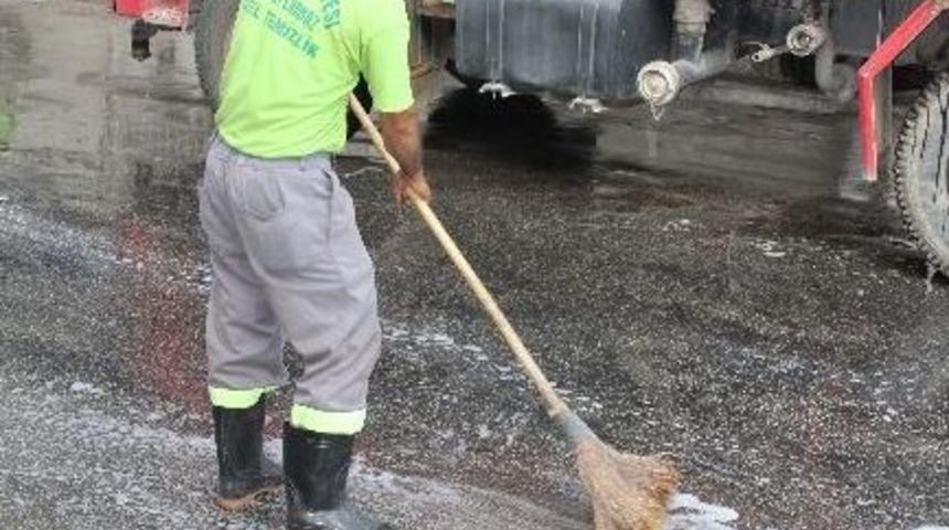 D&uuml;nyanın Işıklandırılan İlk Caddesinde Sıvı Sabunlu, K&ouml;p&uuml;kl&uuml; Temizlik