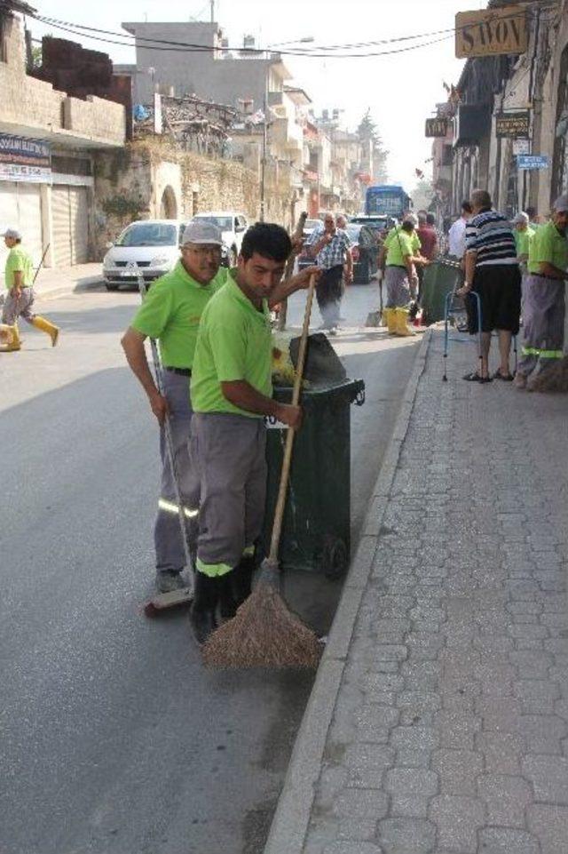 Dünyanın Işıklandırılan İlk Caddesinde Sıvı Sabunlu, Köpüklü Temizlik