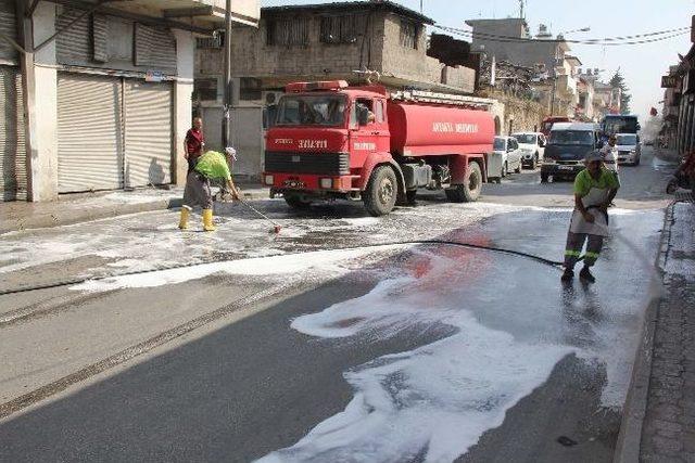 Dünyanın Işıklandırılan İlk Caddesinde Sıvı Sabunlu, Köpüklü Temizlik