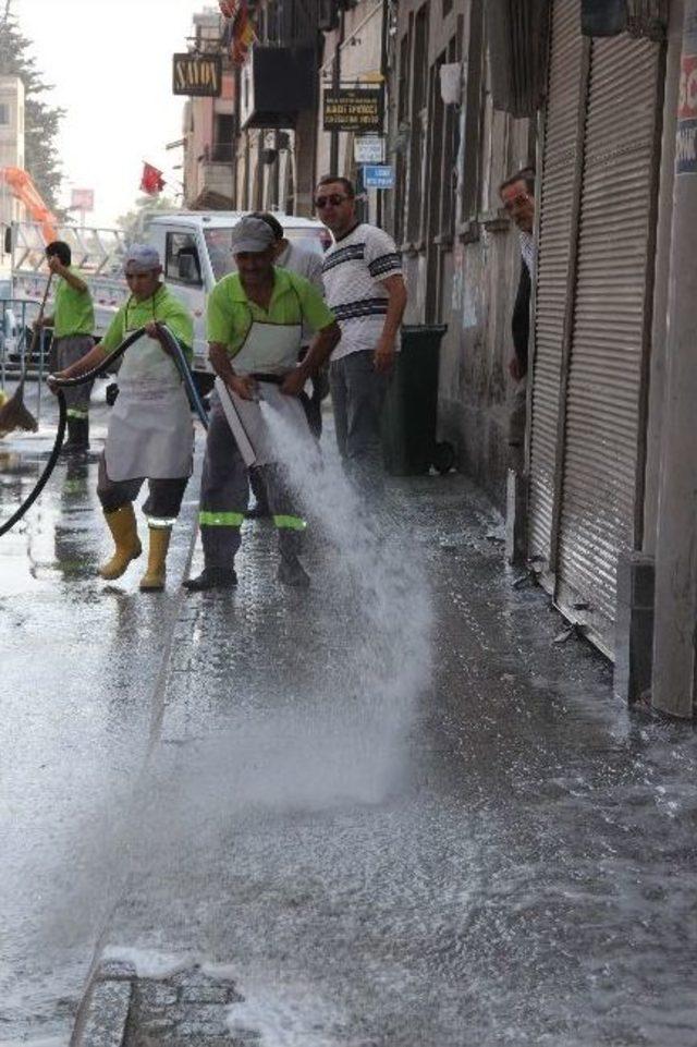 Dünyanın Işıklandırılan İlk Caddesinde Sıvı Sabunlu, Köpüklü Temizlik