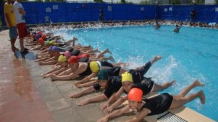 Adana'da 5 Bin 200 &Ccedil;ocuk Y&uuml;zme &Ouml;ğrendi