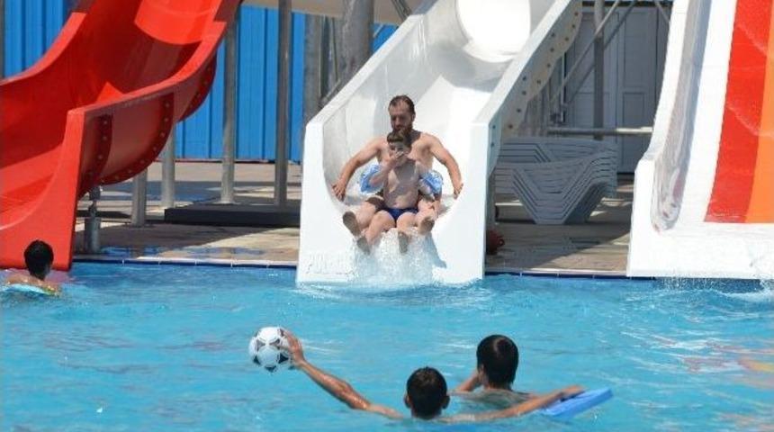 Bunaltan Sıcaklarda Aqua Parkta Serinlediler