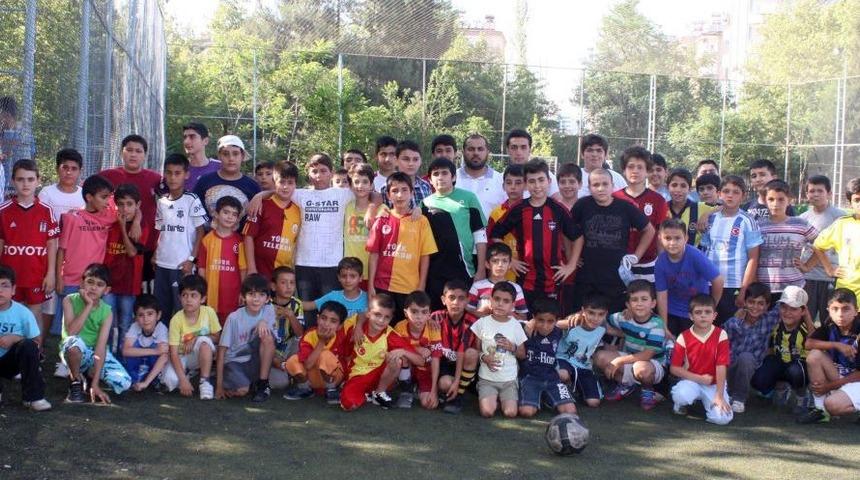 &Ouml;nce Kur&rsquo;an &Ouml;ğreniyorlar Sonra Futbol Oynuyorlar