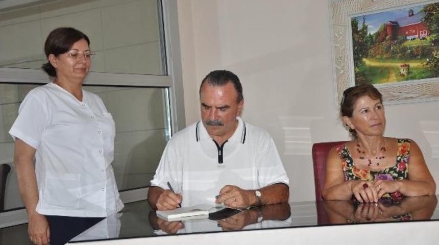 Dr. İnce Kitaplarını Meslektaşları İ&ccedil;in İmzaladı