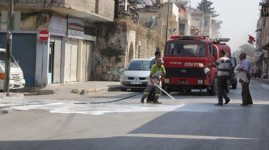 D&uuml;nyanın Ilk Işıklı Caddesi K&ouml;p&uuml;kl&uuml; Sularla Yıkandı