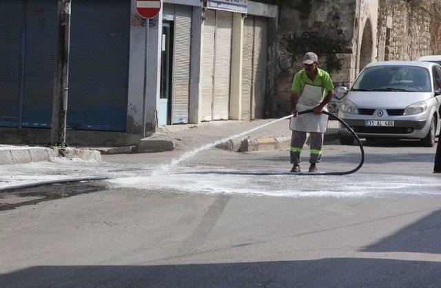 Dünyanın Ilk Işıklı Caddesi Köpüklü Sularla Yıkandı