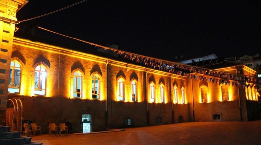 Niğde &Ouml;ğretmenevi Işıklandırıldı