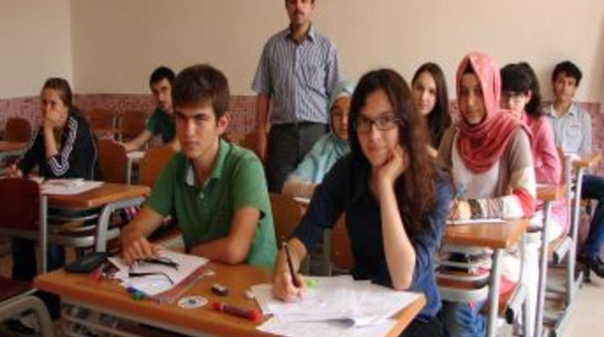 Okullar Tatile Girdi Ama Onlar G&uuml;nde Hala 7 Saat Ders &Ccedil;alışıyor