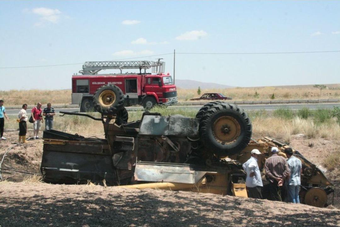 Şarampole D&uuml;şerek Alev Alan Bi&ccedil;erd&ouml;verle Birlikte 3 D&ouml;n&uuml;m Ekili Alan Yandı