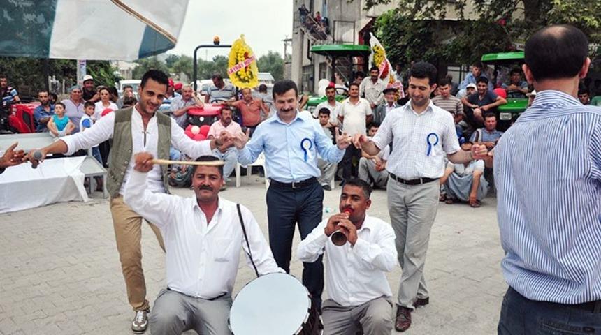 Kaymakam G&uuml;ldibi, &Ccedil;ift&ccedil;ilerle Halay &Ccedil;ekti