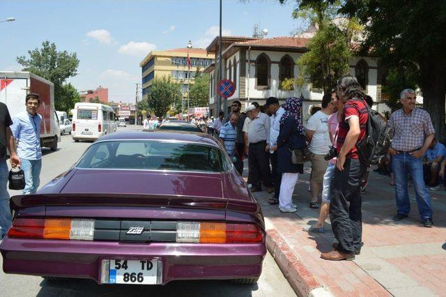 40 Klasik Otomobil Tutkunu Afyon'da Gösteri Yaptıi Tarihi Yerleri Gezdi