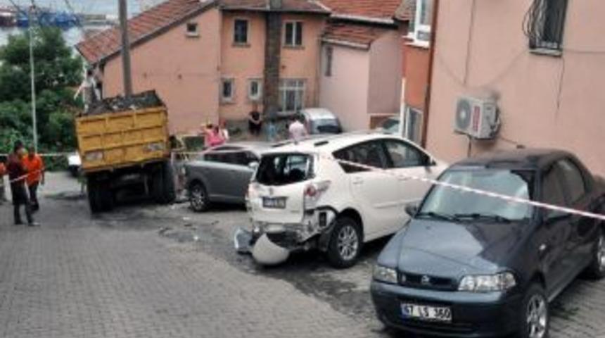 Freni Boşalan Kamyon, Duvara &Ccedil;arparak Durabildi