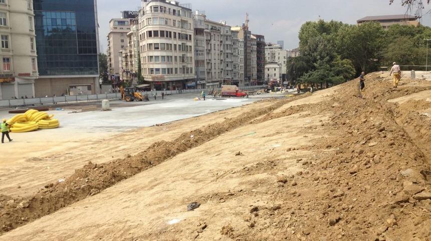 Taksim'de Yıkılan Iş Yerlerinin Yerine &Ccedil;im Ekiliyor