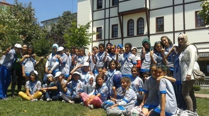 Kız &Ouml;ğrenciler Izcilik Kampına G&ouml;nderildi