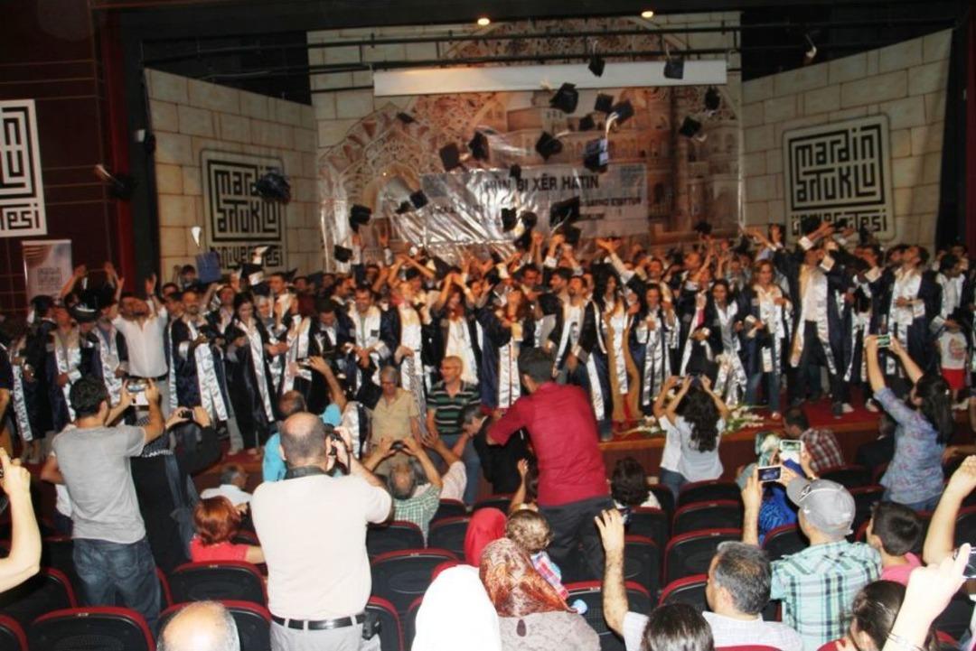 T&uuml;rkiye&rsquo;de Ilk Defa &Uuml;niversitede Mezuniyet T&ouml;reninde 'K&uuml;rt&ccedil;e' Plaket &Ccedil;akıldı