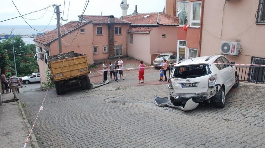 Freni Patlayan Kamyon, 3 Otomobile Sonrada Duvara &Ccedil;arparak Durdu