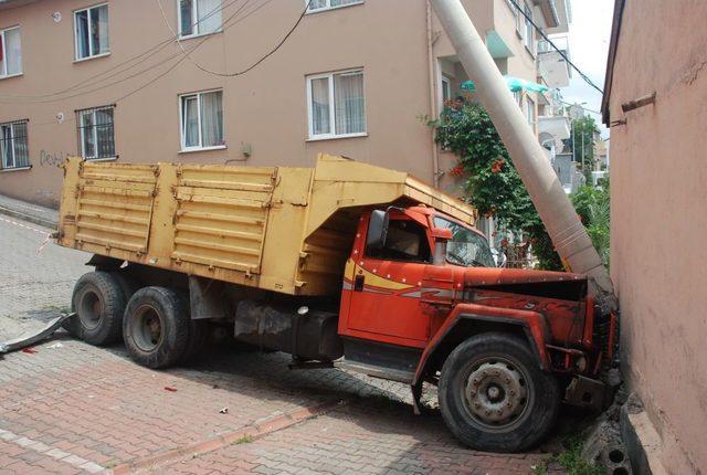 Freni Patlayan Kamyon, 3 Otomobile Sonrada Duvara Çarparak Durdu