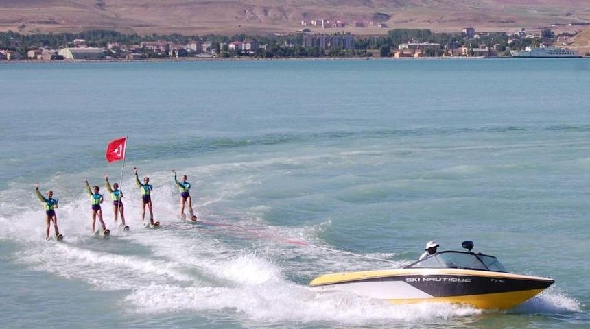 ABD&rsquo;li Stars Of Florida Akrobasi Ekibi Van G&ouml;l&uuml;'nde 'şemame' Oynadı