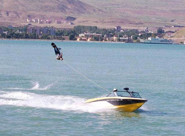 ABD&rsquo;li Stars Of Florida Akrobasi Ekibi Van G&ouml;l&uuml; nde  şemame  Oynadı 2