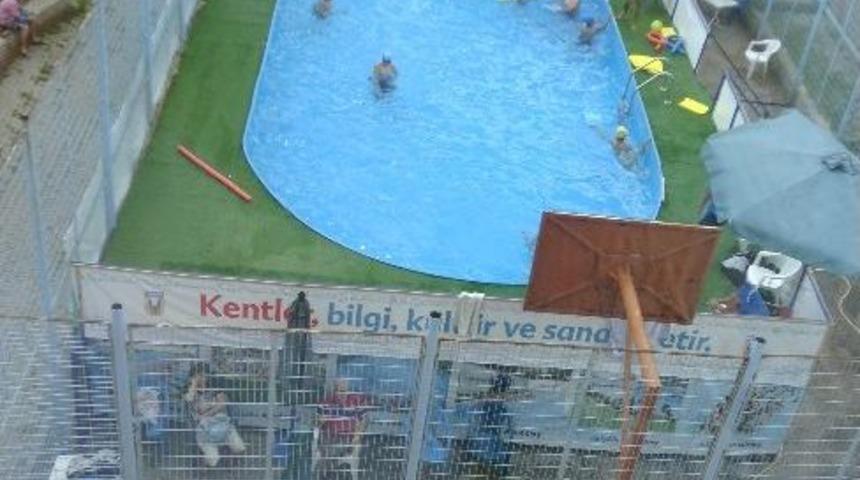 Basketbol Sahaları &Ccedil;ocuklara Y&uuml;zme Havuzu Oldu