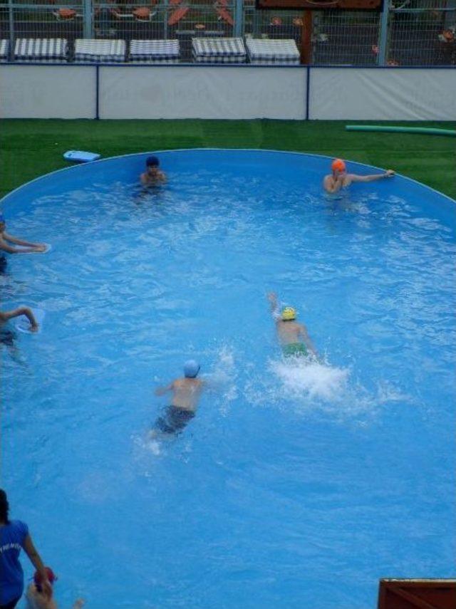 Basketbol Sahaları &Ccedil;ocuklara Y&uuml;zme Havuzu Oldu 1