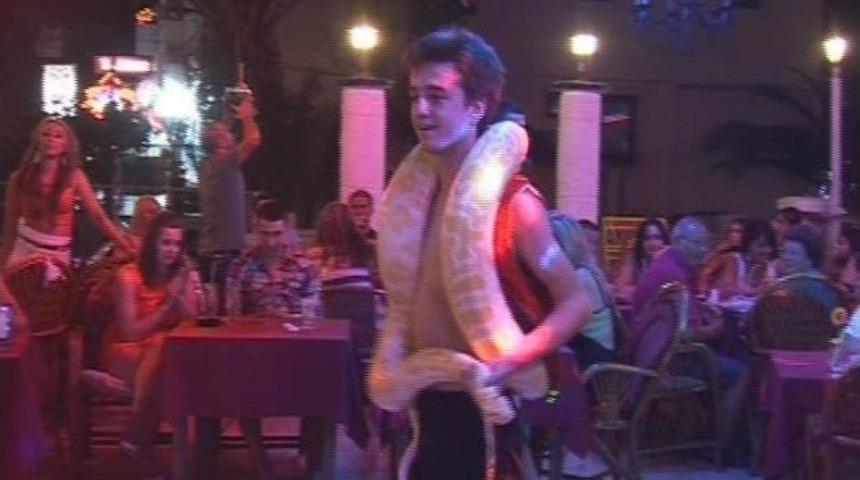 Turistlere Pitonlu G&ouml;steri