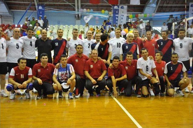 Manisa'da Kurumlar Arası Voleybol Turnuvasının Şampiyonu İmbat Oldu